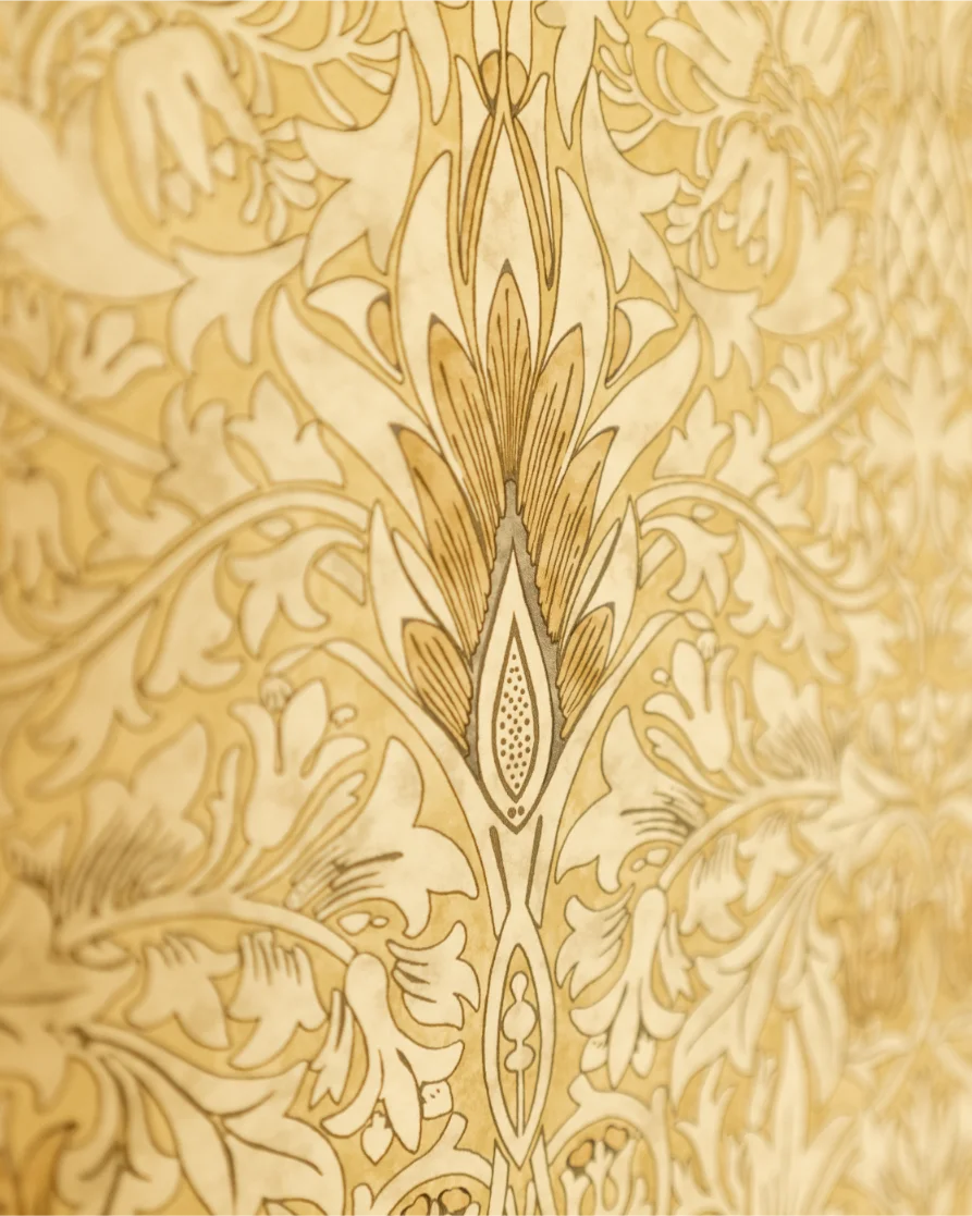Ornate floral wallpaper pattern in gold tones